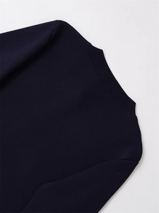 Détail de la maille bleu marine et de l'encolure ronde côtelée du cardigan pour femme