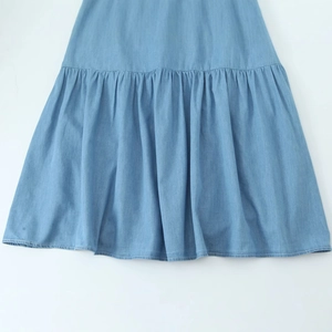 Robe midi bleue à bretelles avec ourlet à volants étagés et coutures sur denim souple