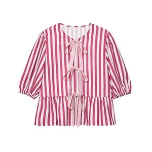 Blouse rayée rose à manches courtes avec nœuds et ourlet à basque sur fond blanc