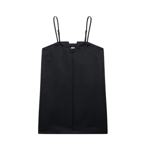 Robe en satin noir avec bretelles réglables et détail de découpe à l'encolure