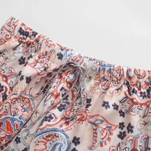 Damen Paisley-Satinhose mit elastischem Kordelzug am Bund für den lässigen Frühlingslook
