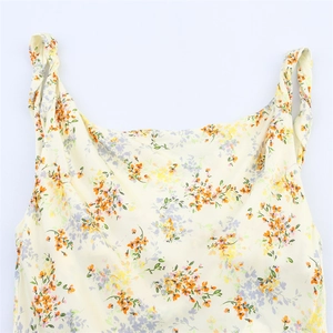 Robe en satin à fleurs avec col bénitier et bretelles torsadées en beige clair