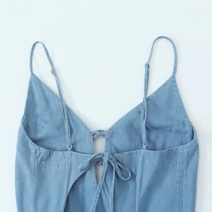 Robe midi en denim bleu clair avec bretelles réglables et détail de nœud au dos