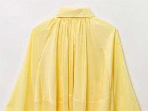 Détail des plis et fronces au dos de cette veste aviateur pour femme jaune clair