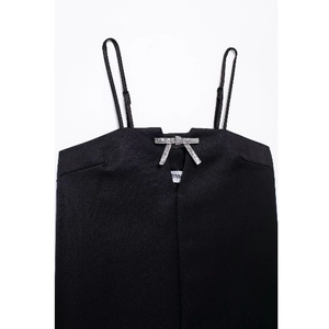 Robe à fines bretelles pour femme avec col en V et détail de nœud en strass brillant