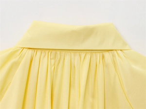 Détail du plissage sur le col montant d'une veste bomber jaune clair vue de près