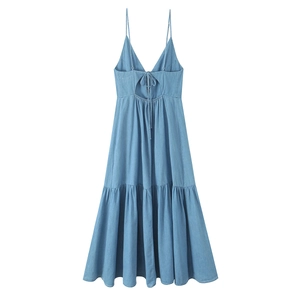 Robe midi bleu ciel à fines bretelles, décolleté en V, dos lacé et jupe à volants étagés