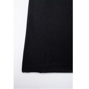 Gros plan sur la texture du tissu noir pour robe à nœud papillon collection printemps 2025