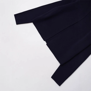 Gilet en maille bleu foncé à manches longues avec boutons dorés de haute qualité