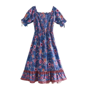Abito midi floreale blu reale con busto a punto smock, maniche a sbuffo e bordo boho