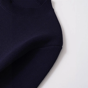 Cardigan en maille bleu marine à col rond avec boutons dorés et détails aux épaules