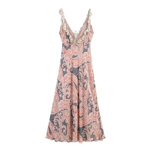 Détail d'une robe longue à motif cachemire avec col en V à volants et laçage au dos