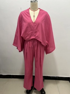 Détail d'un ensemble détente en lin mélangé rose foncé avec col V et cordon serrage