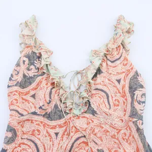 Détail de robe bohème à imprimé cachemire avec décolleté en V et volants à lacets