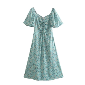 Robe fleurie vert menthe ajustée avec col en V, manches bouffantes et boutons