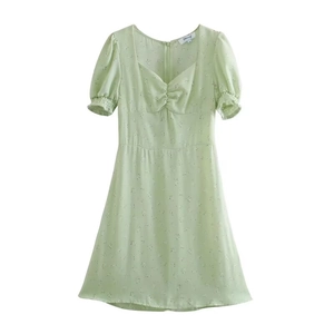 Elegantes hellgrünes Blumenkleid mit kurzen Puffärmeln und gerafftem Brustdetail für den Sommer