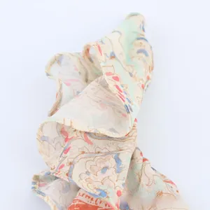 Gros plan détaillé de l'imprimé cachemire avec des motifs floraux vintage sur la robe