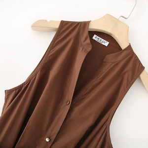 Ärmelloses braunes Baumwollkleid mit V-Ausschnitt, Knöpfen und Taillengürtel für Damen