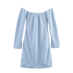 Mini robe bleu clair à épaules dénudées avec manches longues et décolleté plissé