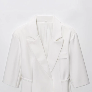 Détail d'un blazer blanc en mélange de lin avec col à revers et poche de poitrine