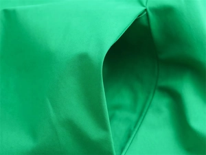 Detailansicht der Seitentasche an einem hellgrünen A-Linien-Hemdkleid für Damen