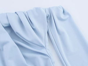 Détail de la robe d'été bleu clair avec texture plissée délicate et tissu fluide