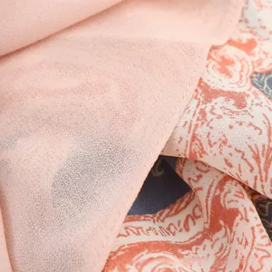 Détail de maille transparente cousue avec textile à imprimé ethnique orange et bleu marine