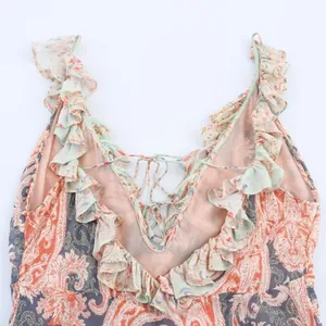 Détail du décolleté en V avec volants et lacets sur une robe en mousseline fleurie