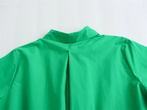 Detail der Rückenfalte und des Ausschnitts an einem lässigen grünen A-Linien-Hemdkleid