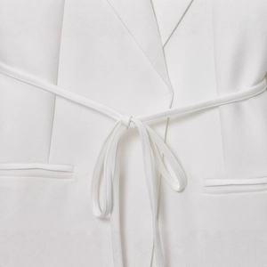 Veste de tailleur blanche en lin pour femmes avec col à revers et ceinture à nouer