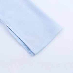 Gros plan du poignet d'une robe d'été bleu clair avec plis et couture de précision