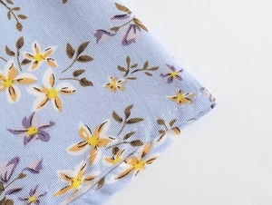 Gros plan sur le tissu sergé à fleurs bleu clair avec coutures et texture