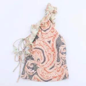 Robe bohème à imprimé floral avec détails de volants et liens réglables pour l'été