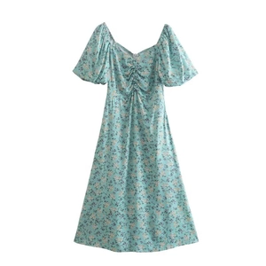 Robe midi fleurie bleu clair avec manches bouffantes, col en V et boutons en coupe A