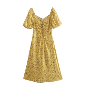 Robe mi-longue évasée à fleurs jaunes avec manches bouffantes et col en cœur