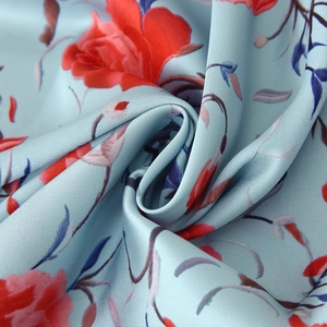 Elegante abito lungo estivo azzurro con stampa floreale rossa e consistenza setosa