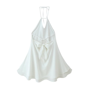 Détail de la robe dos nu blanche avec nœud élégant et ourlet à volants superposés