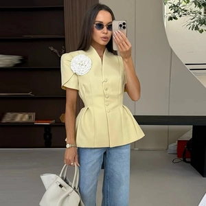 Veste blazer femme jaune clair à manches courtes avec fleur 3D et taille cintrée