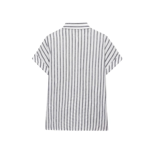 Vista posteriore di una camicia a righe a maniche corte in misto lino leggera e traspirante