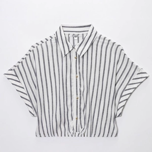 Camicia a righe verticali da donna a maniche corte con bottoni dorati e colletto