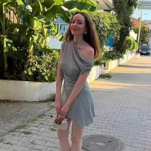 Robe courte asymétrique vert sauge élégante avec détails froncés pour un style urbain d'été