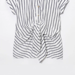 Camicia da donna a righe verticali a maniche corte con bottoni e nodo decorativo in vita