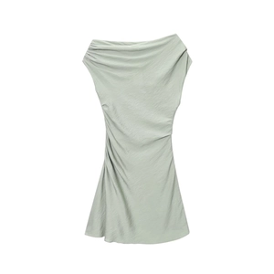 Robe mini asymétrique froncée vert sauge élégante avec coupe ajustée sans manches