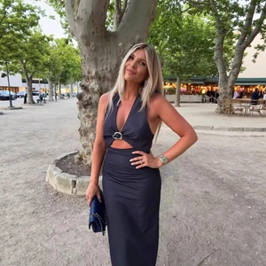 Elegantes dunkelgraues Neckholder-Maxikleid mit Taillenausschnitten und Herzschnalle