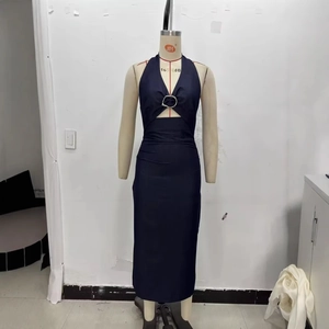 Elegantes marineblaues Halfter-Midikleid mit Metallring-Detail und Taillenausschnitt