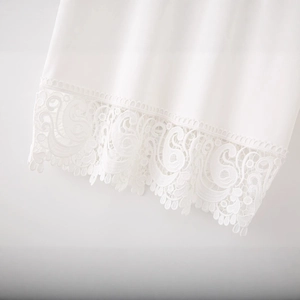 T-shirt blanc avec dentelle florale complexe et détails de bordures festonnées