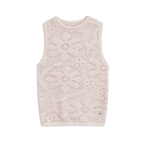 Détail du haut en tricot rose avec dentelle florale ajourée et textures en relief 3D