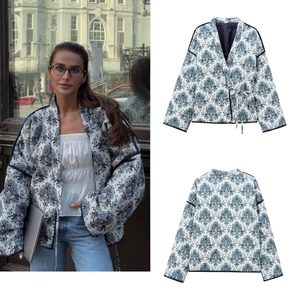 Giacca trapuntata vintage da donna con stampa paisley blu e chiusura in vita