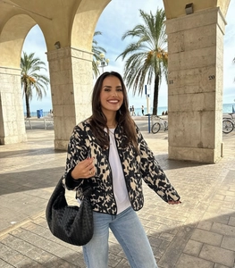Détail d'une veste matelassée à motifs noir et blanc avec boutons-pression style urbain