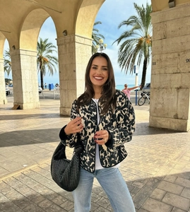 Détails de la veste matelassée à imprimé léopard avec boutons-pression dans un style urbain